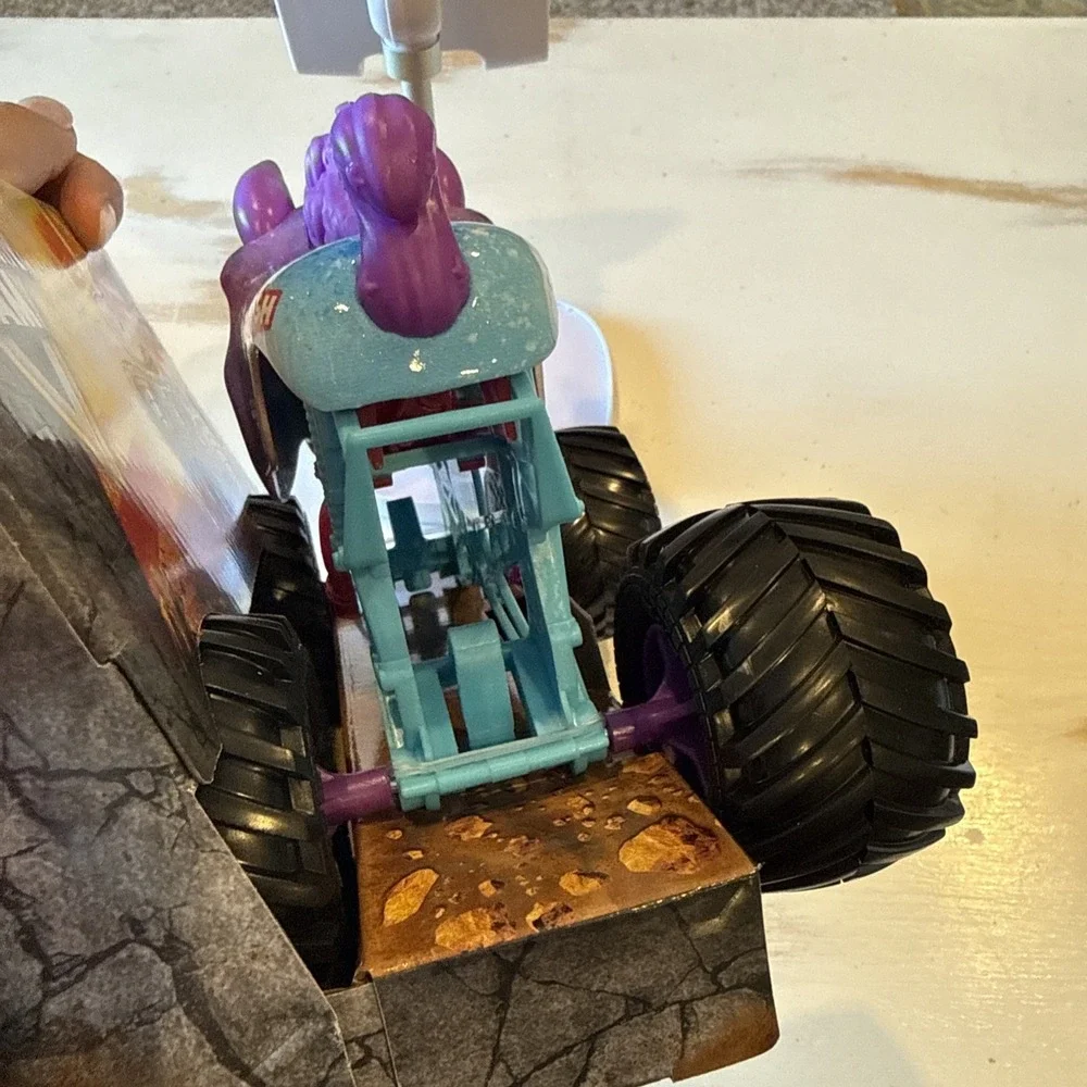 Monster Jam - Sparkle Smash Monster‎ Truck (1:24 Scale, Series 26) BRAND NEW